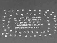 MAT029 Planche lettres blanches (predécoupées) en relief (Grande taille)